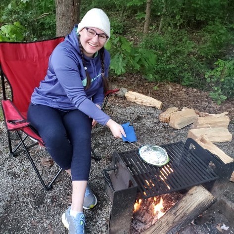 making jiffy pop over campfire, beginners camping guide, beginners camping foods